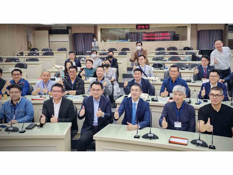 「跨境創新創業交流協會」的企業家在榮譽顧問連勝文(前排右一)、榮譽理事長簡榮宗(前排右四)的帶領下，拜訪基隆市，獲得謝國樑市長(前排右三)的熱烈回應，交流熱絡！