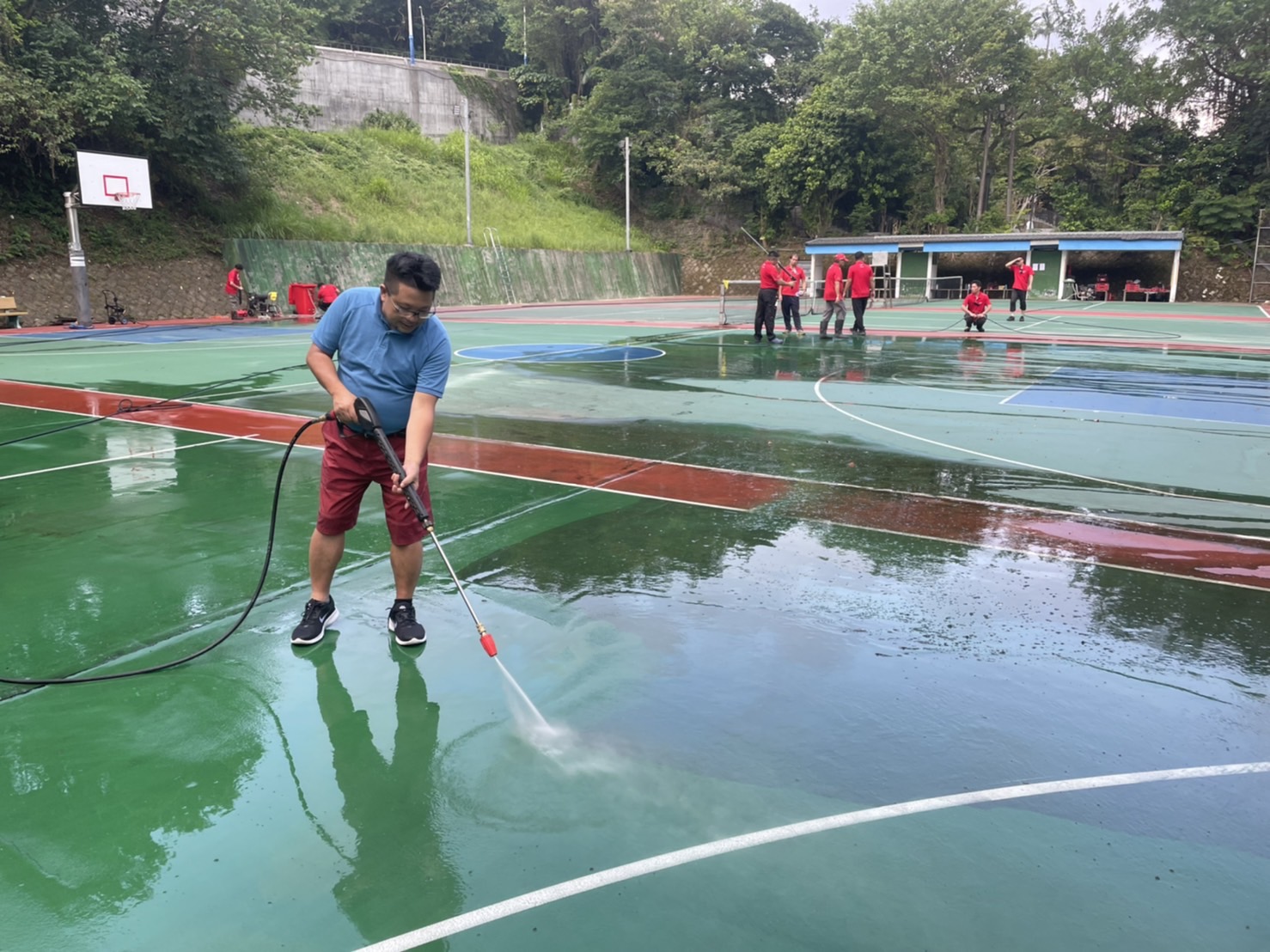 到 基 隆 探 望 慰 問 在 洗 球 場 的 林 立 青 帶 領 由 街 友 組 成 的 「 攸 惜 關 懷 協 會 」 工 作 夥 伴 ， 筆 者 也 順 便 體 驗 學 習 清 洗 球 場 ！ 