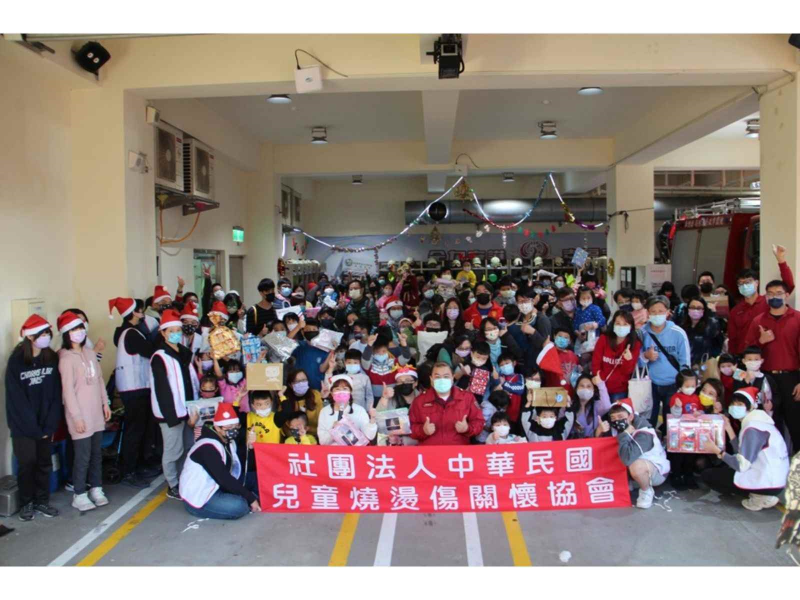 小小消防聖誕趴，藉由聖誕活動帶領孩子在消防隊闖關，認識燒燙傷知識。圖．中華民國兒童燒燙傷關懷協會