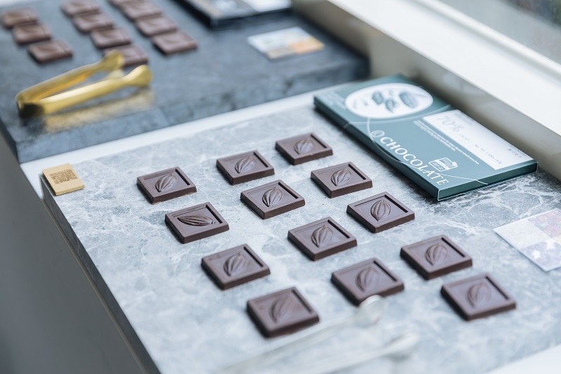 台 灣 品 牌 O R I G I N 風 味 研 究 室 贊 助 三 款 精 品 巧 克 力 。 