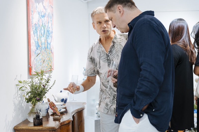 蔡 佳 純 的 先 生 丹 尼 斯 介 紹 傳 家 寶 的 丹 麥 哥 本 哈 根 手 繪 青 花 瓷 。 