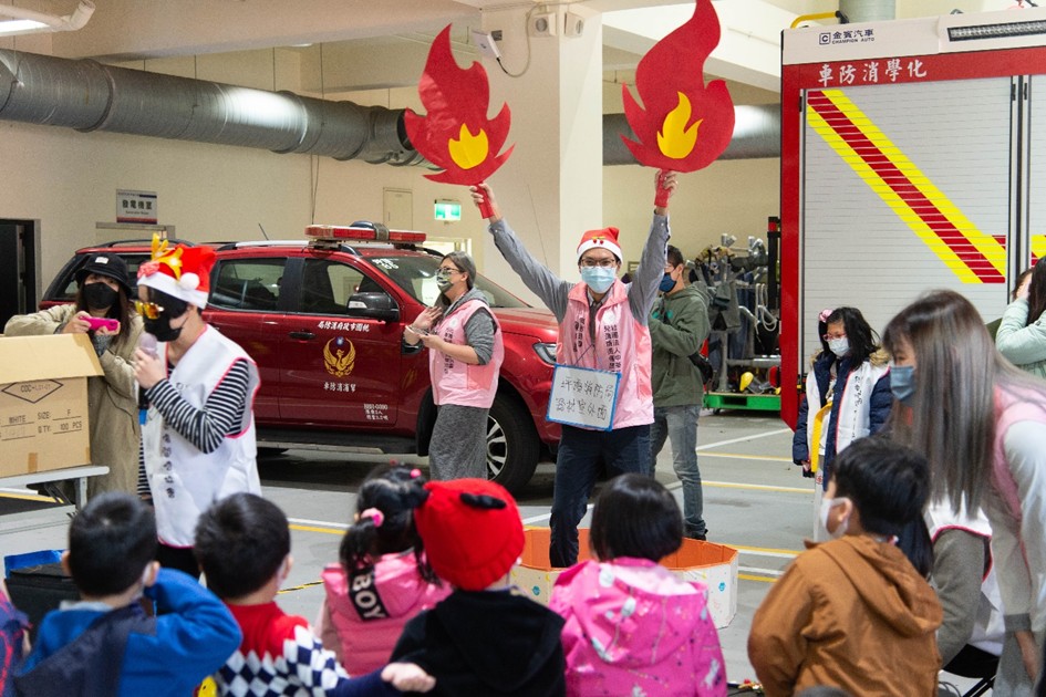用 火 安 全 宣 導 ， 在 消 防 隊 透 過 闖 關 遊 戲 ， 讓 孩 子 們 認 識 自 衛 消 防 編 組 ， 遇 到 火 災 時 該 如 何 應 變 。 圖 ． 中 華 民 國 兒 童 燒 燙 傷 關 懷 協 會 