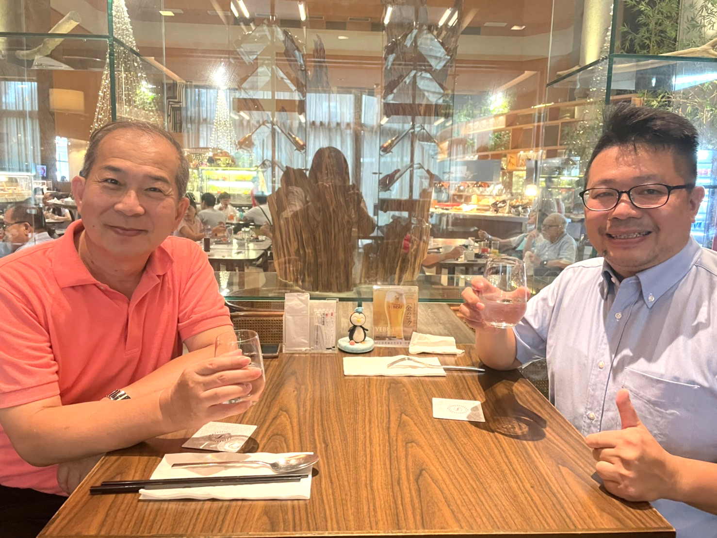 向 國 立 台 中 教 育 大 學 方 耀 乾 教 授 ( 左 ) 請 益 , 對 於 就 諦 學 堂 台 語 文 化 推 廣 發 展 , 受 益 無 窮 ! 向 國 立 台 中 教 育 大 學 方 耀 乾 教 授 ( 左 ) 請 益 , 對 於 就 諦 學 堂 台 語 文 化 推 廣 發 展 , 受 益 無 窮 !