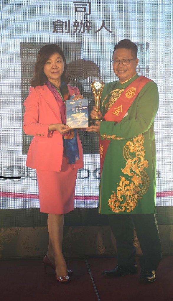 感 謝 國 際 扶 輪 3 5 2 3 地 區 總 監 、 泰 北 高 中 董 事 長 楊 奕 蘭 ( 左 ) , 頒 發 本 人 第 一 屆 「 金 職 獎 」 的 榮 譽 , 鼓 勵 筆 者 持 續 推 廣 亞 洲 各 國 語 言 在 台 灣 的 普 及 發 展 ! 感 謝 國 際 扶 輪 3 5 2 3 地 區 總 監 、 泰 北 高 中 董 事 長 楊 奕 蘭 ( 左 ) , 頒 發 本 人 第 一 屆 「 金 職 獎 」 的 榮 譽 , 鼓 勵 筆 者 持 續 推 廣 亞 洲 各 國 語 言 在 台 灣 的 普 及 發 展 !