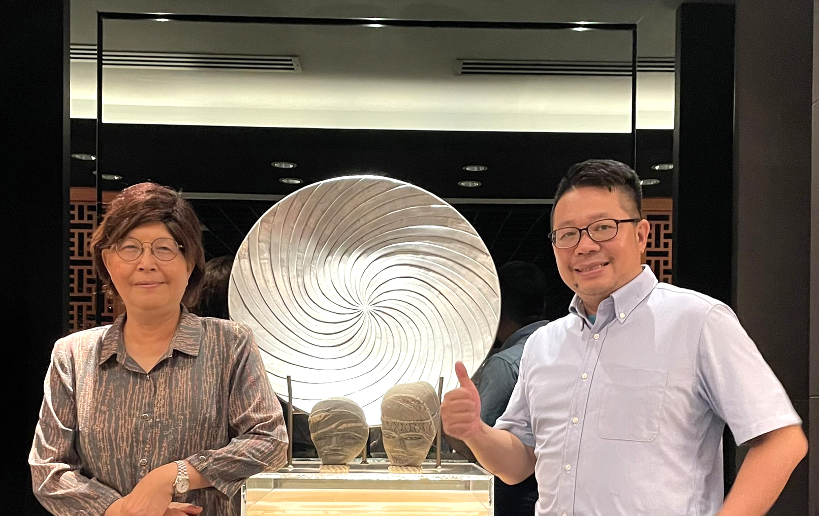 歷 史 學 者 喻 蓉 蓉 教 授 ( 左 ) 長 年 推 動 歷 史 教 育 及 閱 讀 , 筆 者 於 其 退 休 前 夕 安 排 餐 宴 向 其 致 敬 與 請 益 學 習 ! 歷 史 學 者 喻 蓉 蓉 教 授 ( 左 ) 長 年 推 動 歷 史 教 育 及 閱 讀 , 筆 者 於 其 退 休 前 夕 安 排 餐 宴 向 其 致 敬 與 請 益 學 習 !