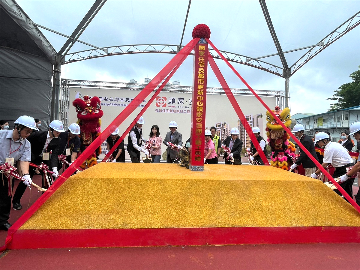 政 府 打 炒 房 之 際 ， 也 加 速 社 會 住 宅 興 建 ， 國 家 住 都 中 心 進 行 動 土 活 動 非 常 多 。 國 家 住 都 中 心 提 供 