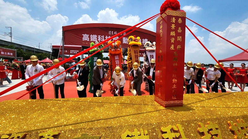 不 畏 政 府 打 房 ， 建 商 照 進 度 推 案 及 舉 辦 動 土 大 典 。 攝 影 ． 顏 瓊 真 