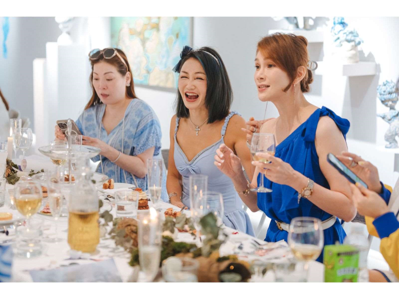 藝術家與嘉賓於藍白午會中暢談享用甜點