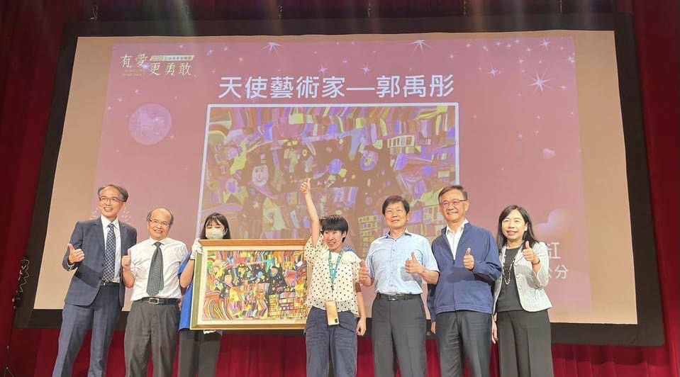 台 北 特 教 學 校 的 天 使 藝 術 家 郭 禹 彤 同 學 作 品 《 魚 缸 》 ， 在 眾 多 愛 心 人 士 爭 鋒 下 ， 最 終 由 李 慶 隆 理 事 長 購 得 ！ 圖 ． 中 華 兩 岸 E M B A 聯 合 會 