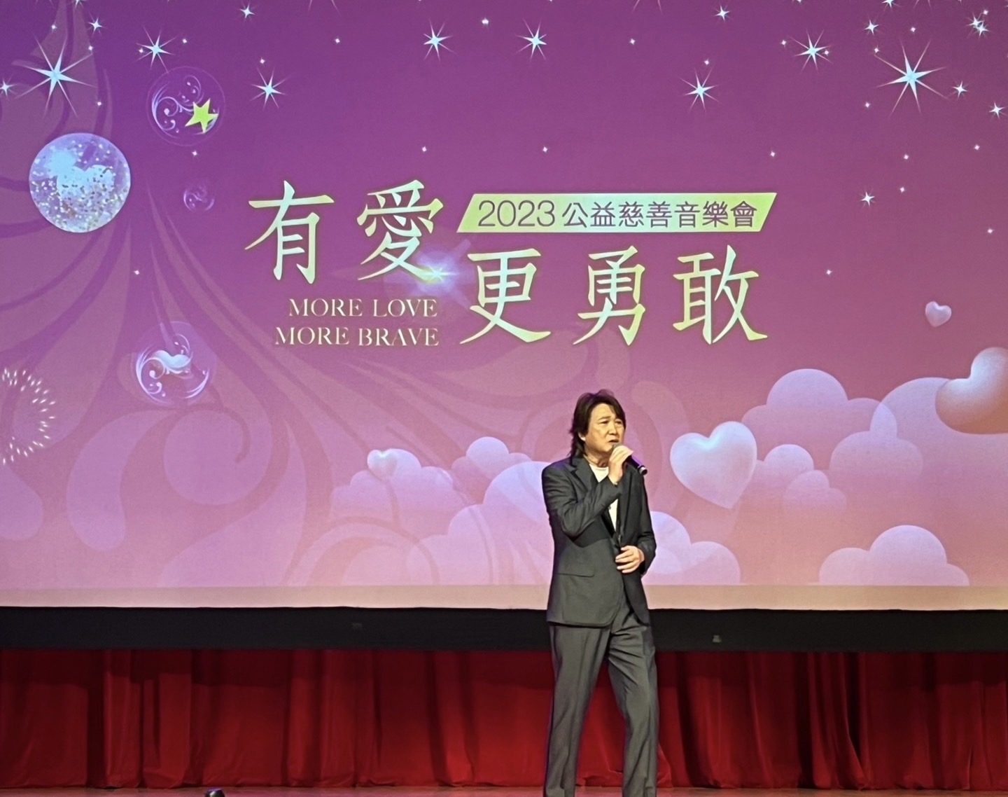 周 治 平 唱 出 其 跨 時 代 名 曲 《 你 是 如 此 難 以 忘 記 》 ， 扣 人 心 弦 ！   圖 ． 中 華 兩 岸 E M B A 聯 合 會 