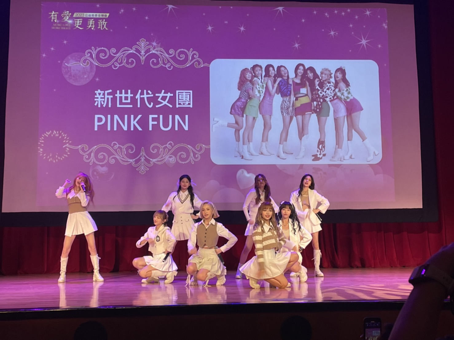 台 灣 應 該 有 更 多 優 質 且 具 愛 心 的 表 演 團 體 ， 社 會 共 同 支 持 所 有 年 輕 人 發 揮 潛 能 與 才 華 ， 建 構 舞 台 也 是 相 當 重 要 ！ 圖 ． 中 華 兩 岸 E M B A 聯 合 會 