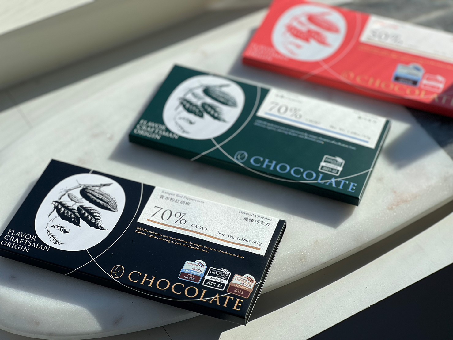 得 獎 巧 克 力 ， 7 0 % 貢 布 粉 紅 胡 椒 風 味 巧 克 力 、 7 0 % 祕 魯 C h u n c h o 黑 巧 克 力 、 5 0 % 台 灣 紅 烏 龍 牛 奶 巧 克 力 。 