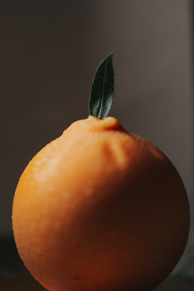 柑 ， 利 用 柑 橘 類 的 多 元 ， 創 造 融 合 酸 、 甜 、 苦 、 澀 ， 具 有 多 種 層 次 的 甜 點 。 