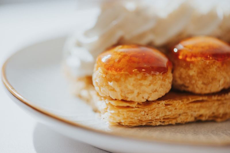 經典法式甜點，聖多諾黑，考驗師傅功力的集大成之作，千層派、泡芙、焦糖、鮮奶油與卡士達，將口感、風味、層次揉和，令人一秒回到巴黎。