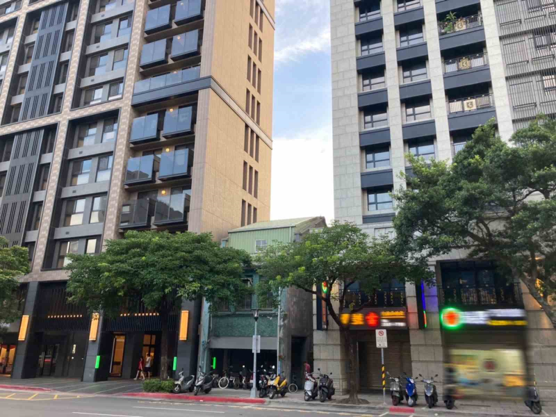 不安全的老舊房屋若錯失一起重建機會，當周邊建物皆重建成新大樓時，不僅房價不佳又無改建效益，房屋將淪落到無人問津。(圖由中力都市更新團隊提供)