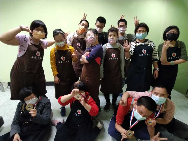 參加籃球隊呼錄影比賽得名合照。(圖．社團法人中華善愛社福協會)