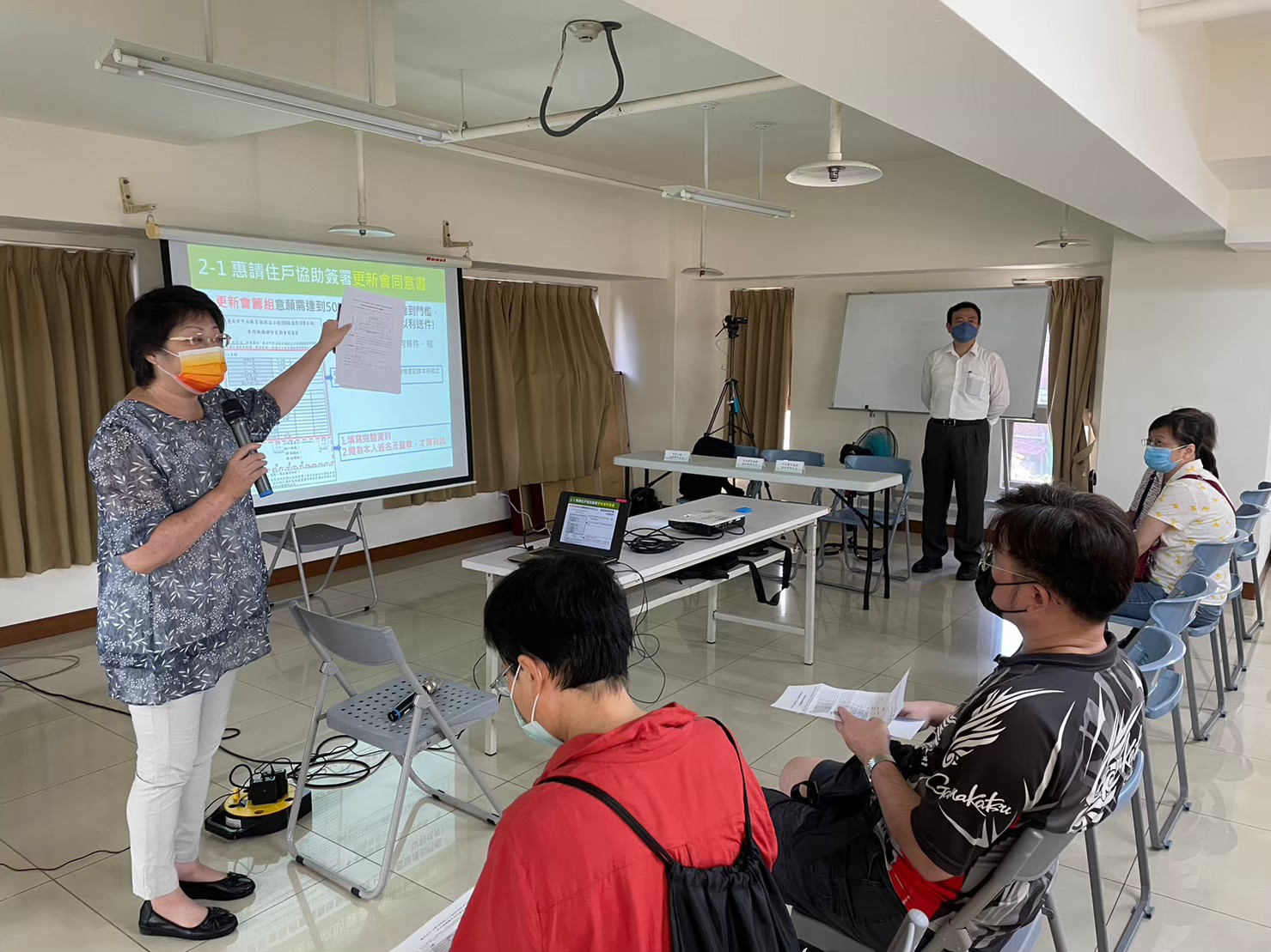 建 議 簽 署 文 件 之 前 ， 可 以 多 參 與 重 建 說 明 會 了 解 簽 署 文 件 內 容 ， 將 疑 慮 確 實 釐 清 ， 並 選 擇 有 都 更 危 老 重 建 成 功 案 例 經 驗 且 可 信 任 的 專 業 廠 商 ， 來 協 助 執 行 重 建 過 程 。 