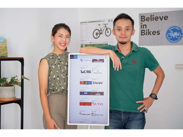 臨界數位創辦人蔡育志(右)，與BD夥伴劉庭婕(左)，目標打造產業供應鏈的Google