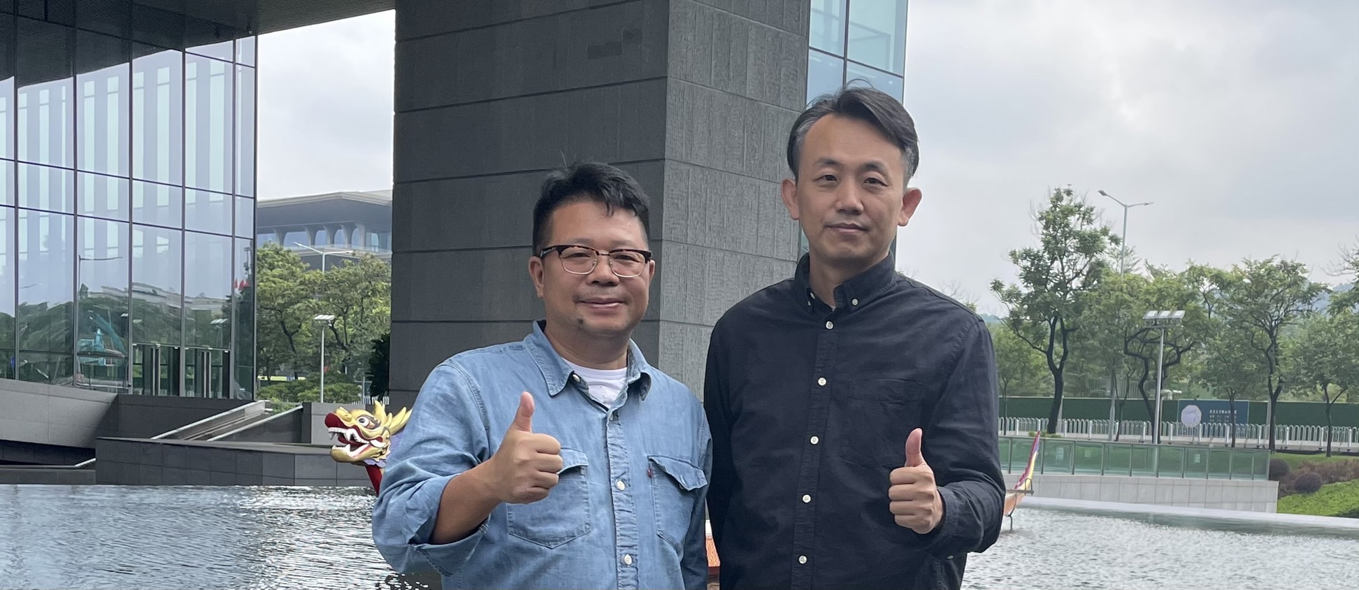 在 參 訪 活 動 中 認 識 的 台 商 二 代 吳 秉 璋 ( 右 ) ， 互 相 交 流 商 業 及 人 生 議 題 ， 相 當 有 意 義 。 