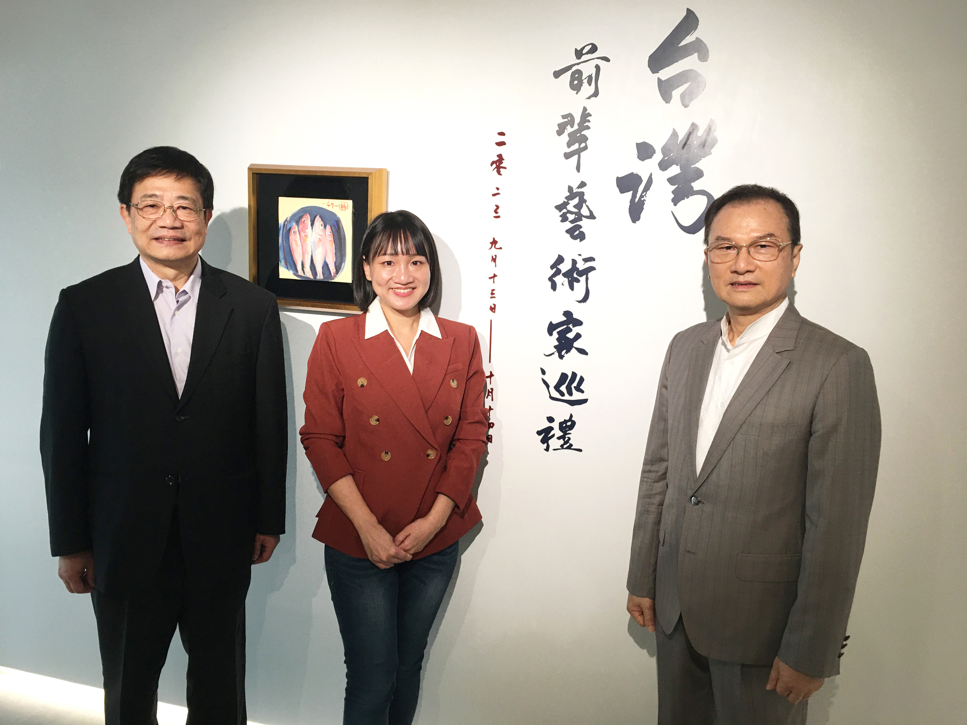 專 訪 地 點 在 理 善 藝 聚 空 間 ， 此 次 剛 好 展 出 台 灣 本 土 藝 術 前 輩 作 品 。 圖 為 理 周 集 團 總 裁 洪 寶 山 ( 右 ) 、 謝 佩 芬 ( 中 ) 與 啟 鼎 國 際 公 司 董 事 長 林 瑞 祥 。 