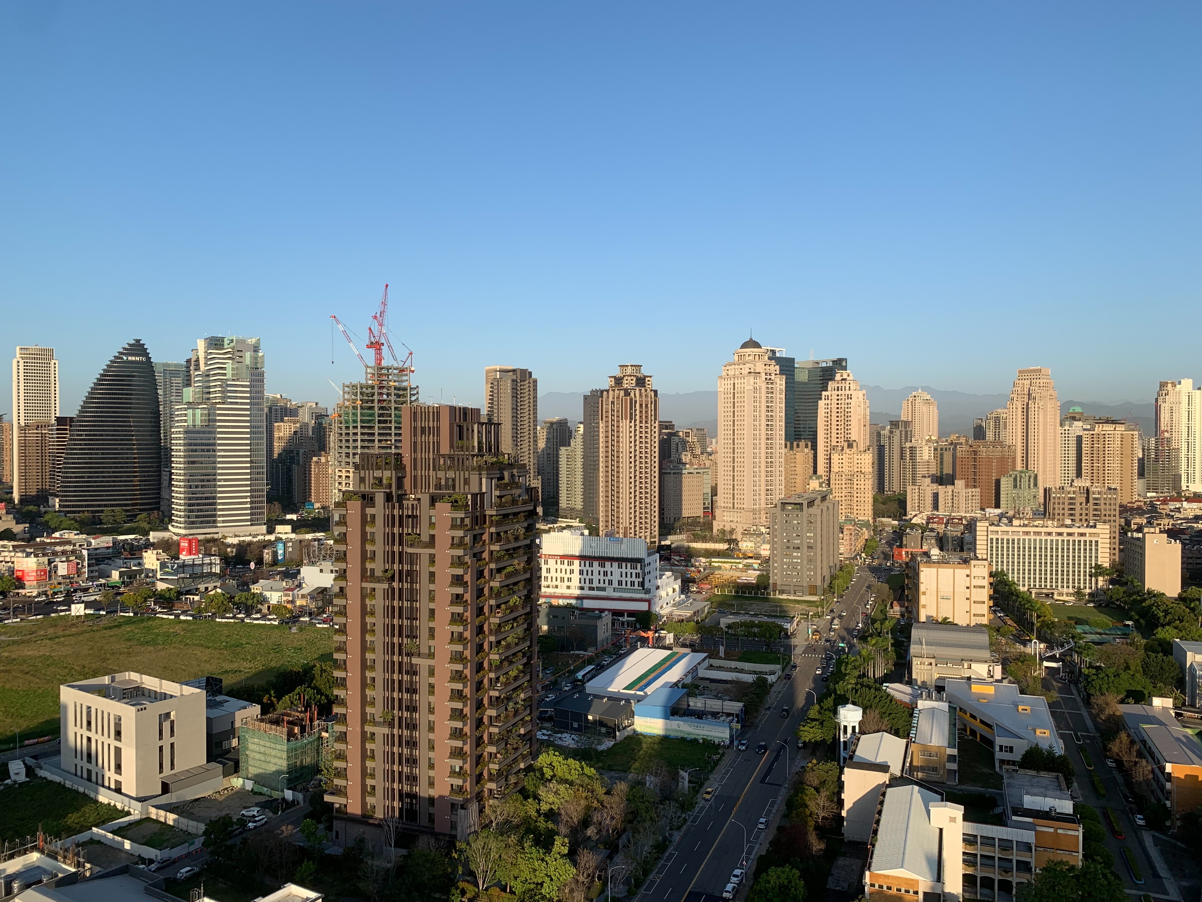 台 中 9 2 8 檔 期 推 案 數 、 總 銷 漲 幅 居 六 都 之 冠 。 