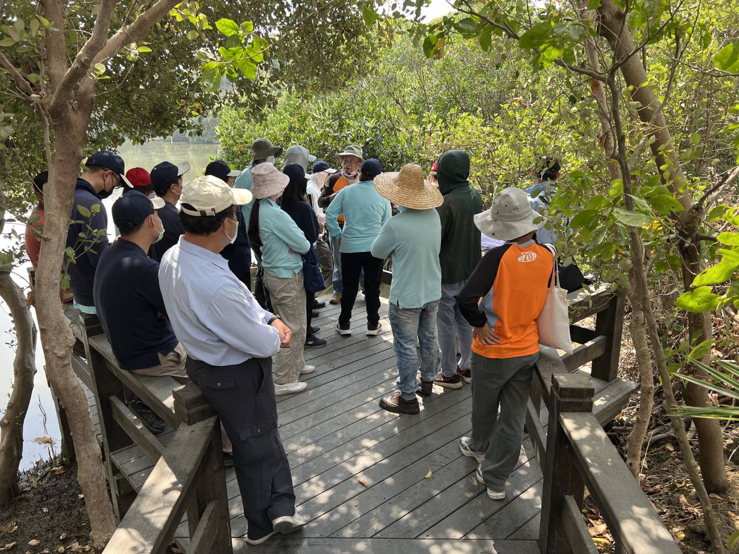 「 江 湖 濕 地 傳 說 」 課 程 體 驗 。 圖 / 楠 梓 水 環 境 教 育 中 心 提 供 。 
