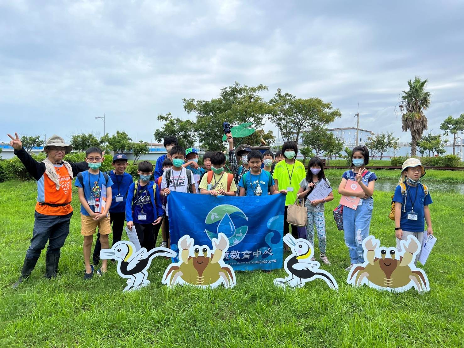 「 跟 著 水 雉 ， 找 尋 水 的 足 跡 」 課 程 體 驗 。 圖 / 楠 梓 水 環 境 教 育 中 心 提 供 。 