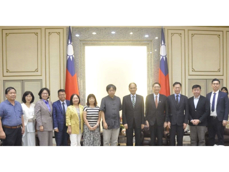 日前拜訪立法院院長，筆者的心願仍然是「希望政府可以更關注僑外留學生及新移民的處境，讓大家一起奉獻台灣」。(圖右五為立法院院長游錫堃)，圖/公督盟提供