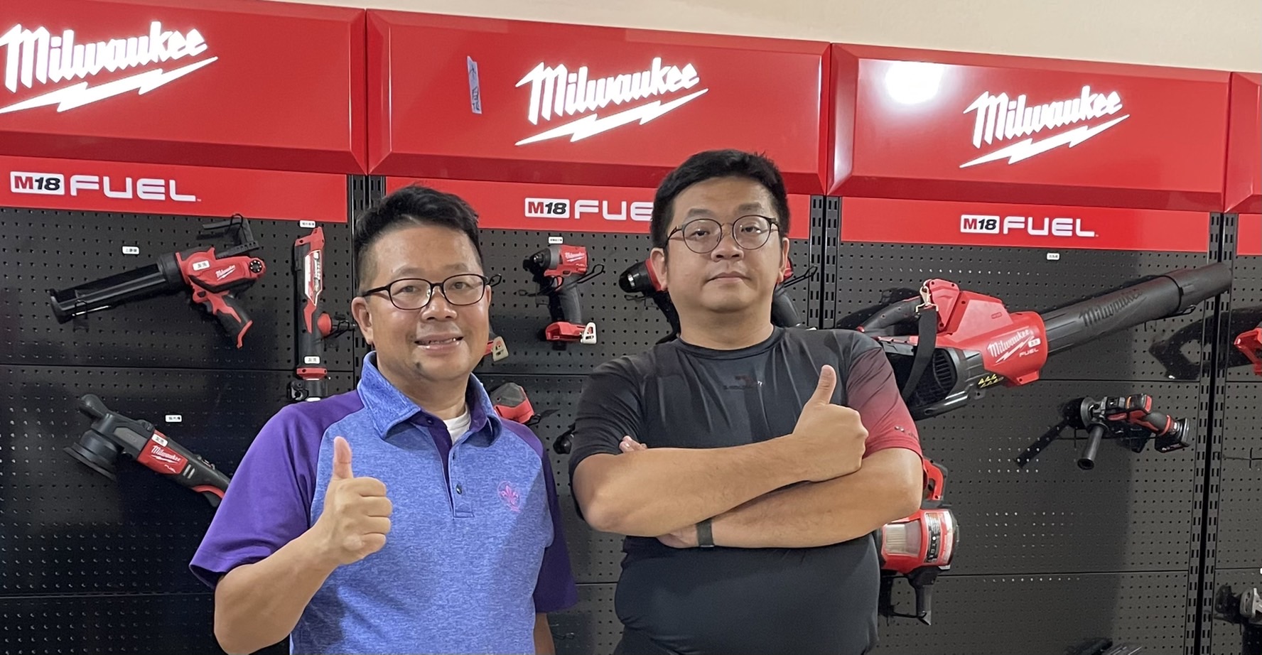 林 立 青 ( 右 ) 為 協 助 街 友 創 造 就 業 機 會 而 成 立 的 N G O ， 位 於 南 機 場 的 運 作 空 間 ， 欠 缺 一 些 辦 公 設 備 ， 歡 迎 大 家 贊 助 ！ 