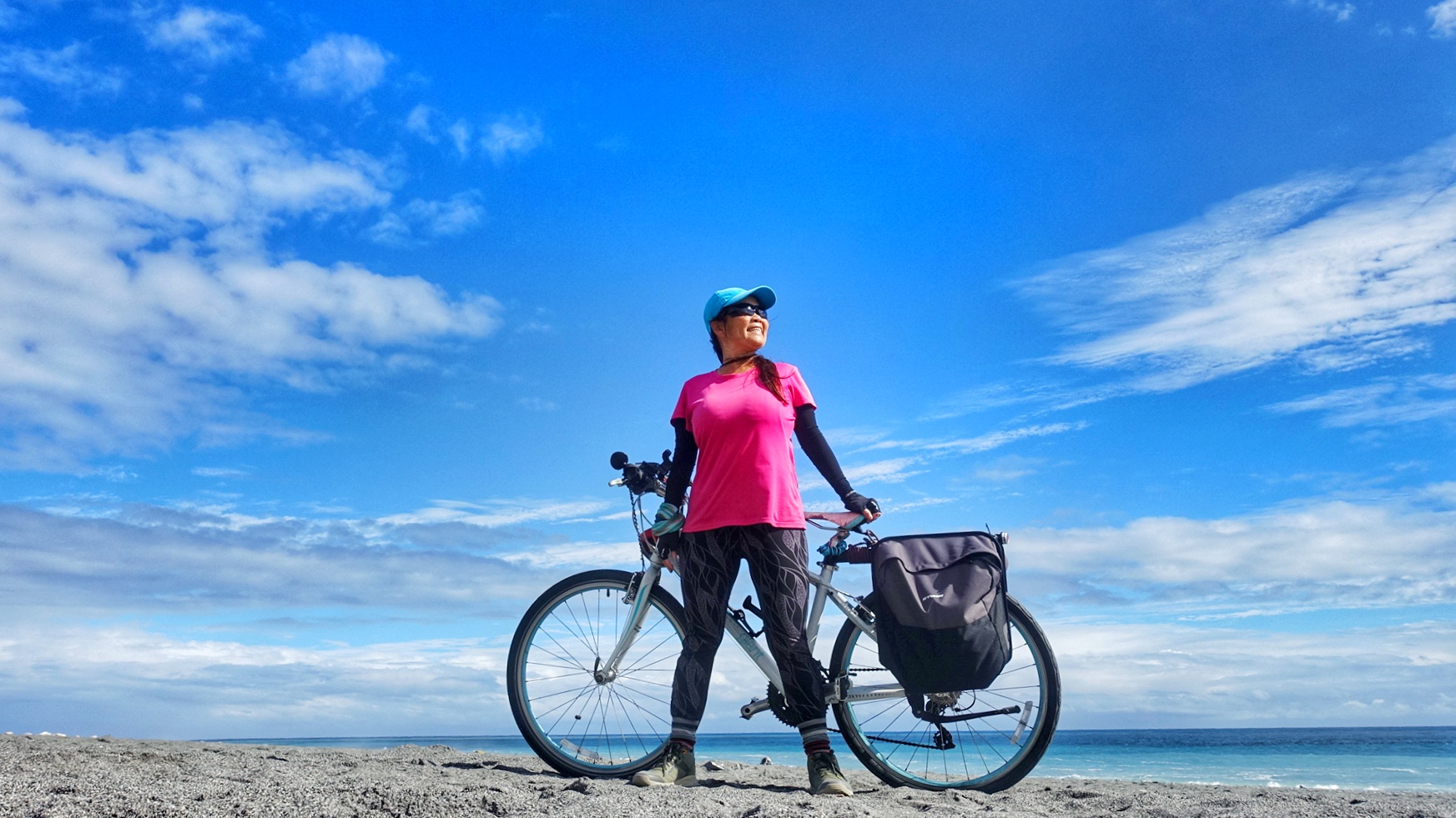 退 休 後 ， 粉 圓 妹 騎 車 環 島 ， 也 挑 戰 攀 登 百 岳 。 