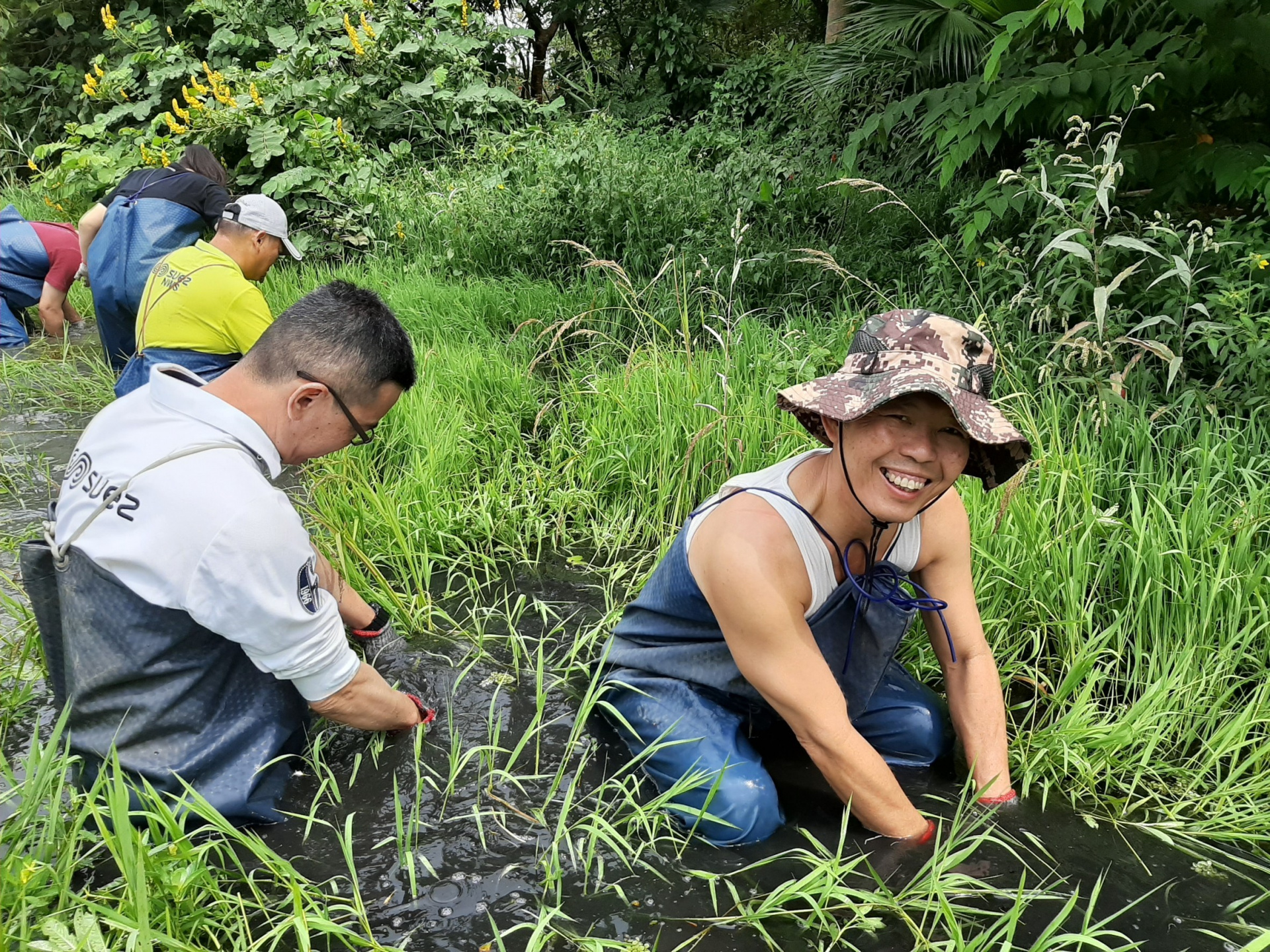濕 盟 推 動 環 境 教 育 活 動 ， 透 過 志 工 培 訓 與 特 色 課 程 帶 領 學 生 探 索 濕 地 生 態 與 環 境 。 