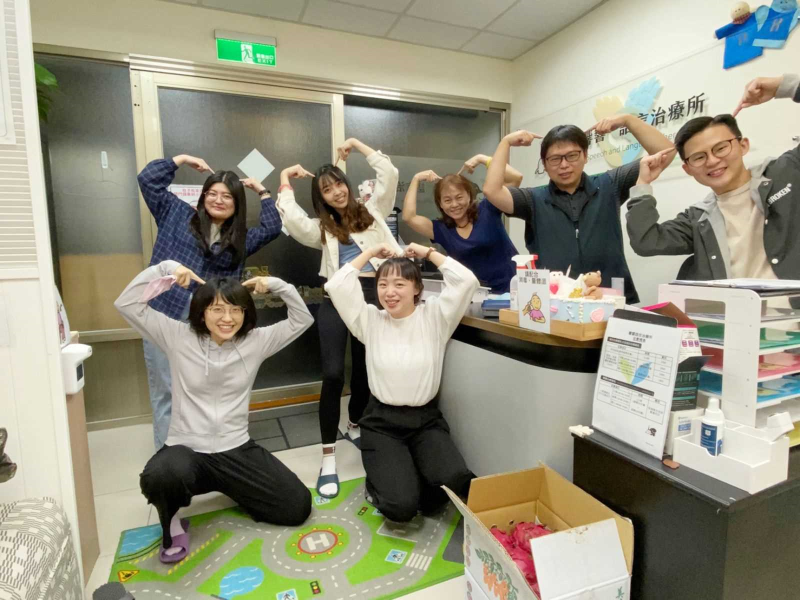 夥伴共同比出代表響響的手勢。