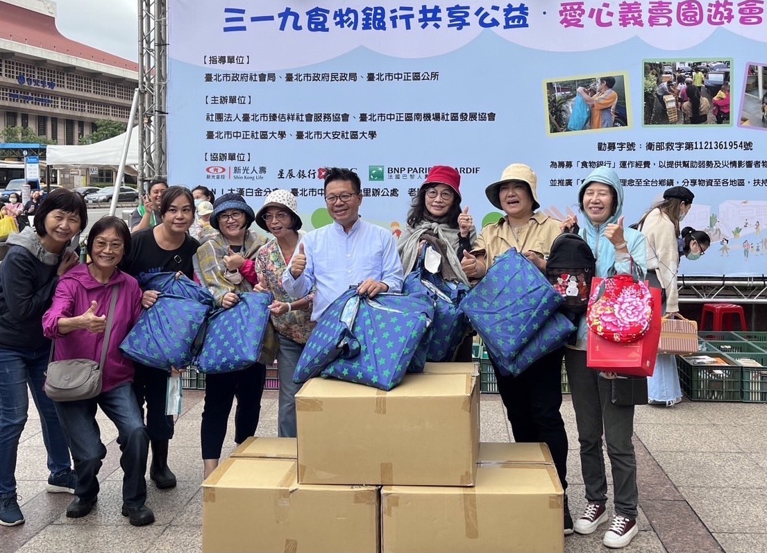 老 農 夫 園 地 的 志 工 們 很 開 心 的 推 銷 募 集 的 物 資 持 續 二 十 多 年 ， 真 不 容 易 。 筆 者 承 接 後 會 轉 送 給 需 要 的 台 師 大 僑 先 部 的 僑 生 及 偏 鄉 的 家 庭 。 