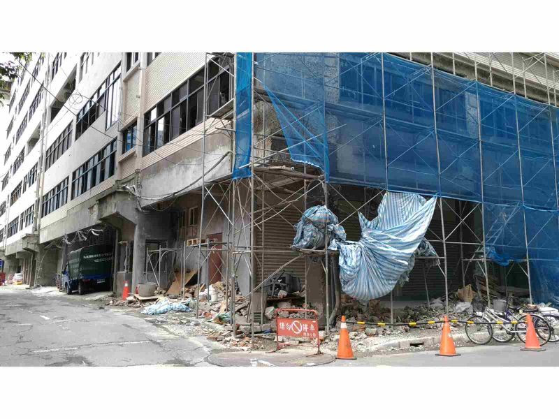 外牆磁磚脫落應先確認原建築結構安全無虞，再進行外觀整建修復。