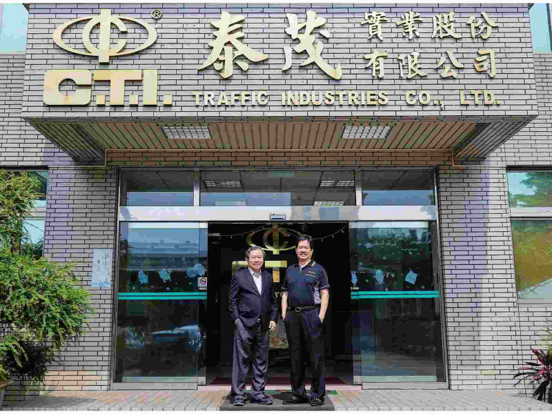 泰茂實業董事長呂萬賢（左）與總經理呂萬傑（右）