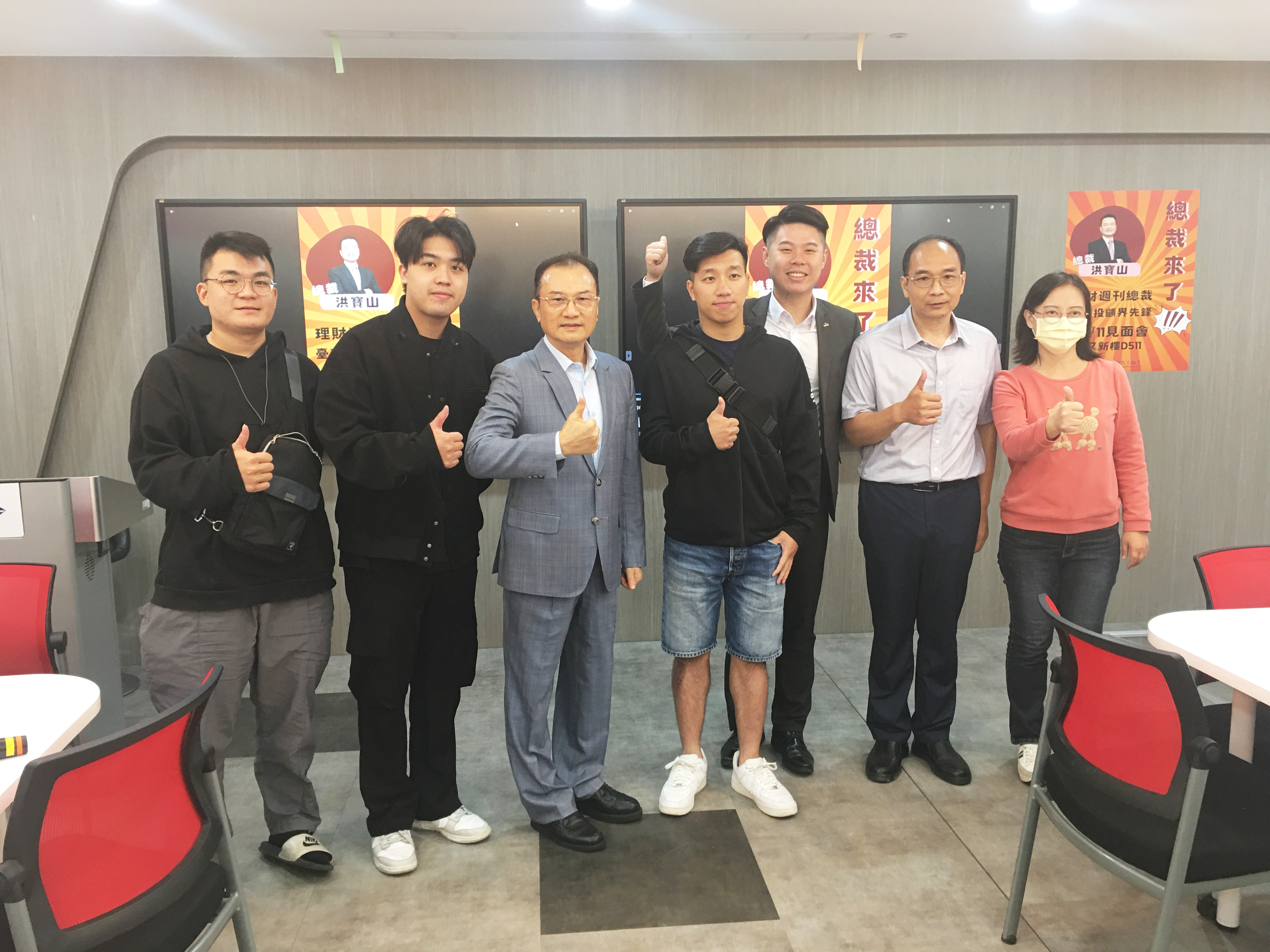 洪 總 裁 ( 左 3 ) 、 財 金 系 系 主 任 黃 崑 明 ( 右 2 ) 、 曾 秀 英 老 師 ( 右 1 ) 與 獲 獎 同 學 合 影 。 