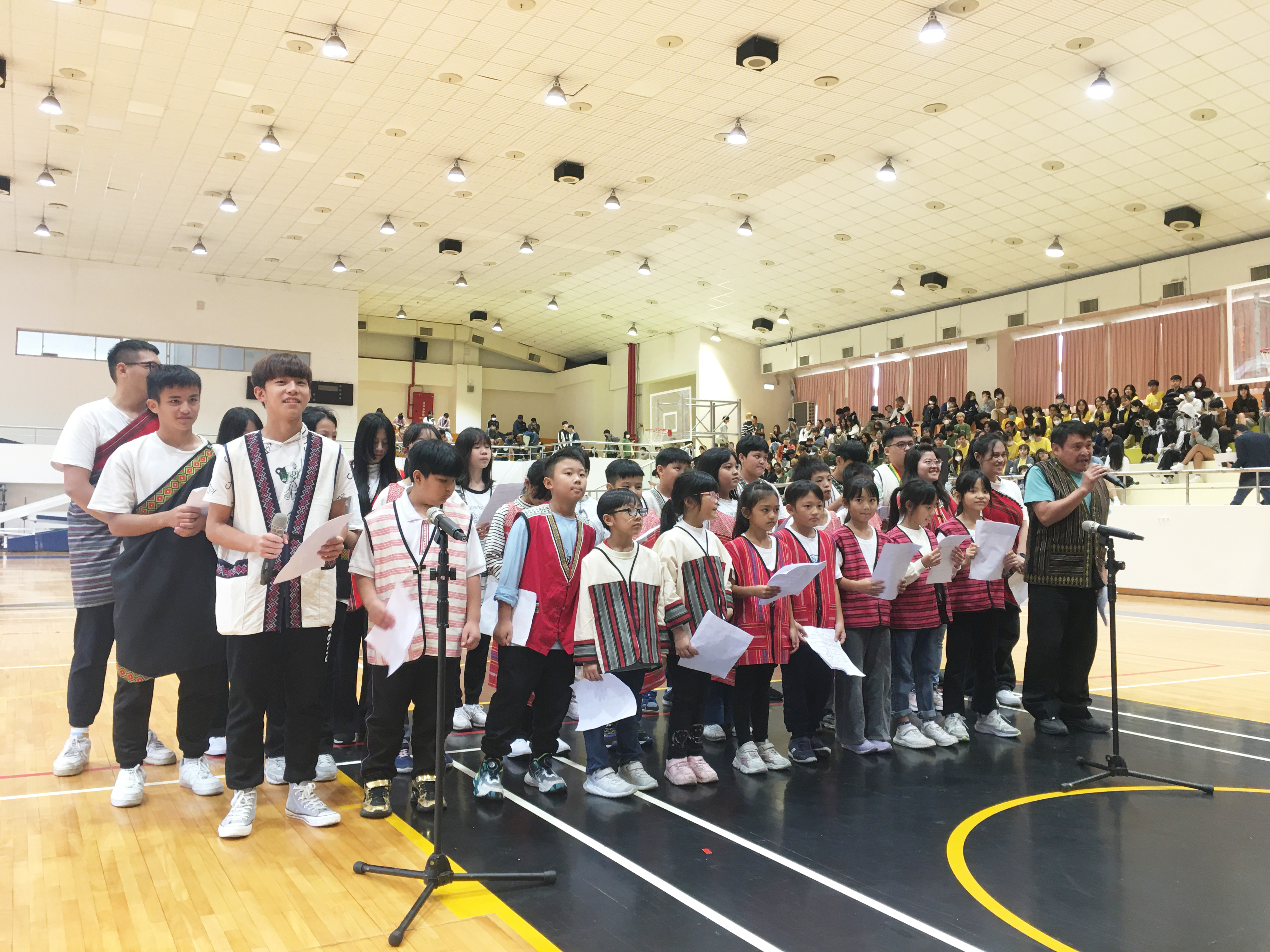 忠 治 部 落 青 少 年 閃 唱 表 演 ， 感 謝 德 明 的 付 出 幫 助 。 