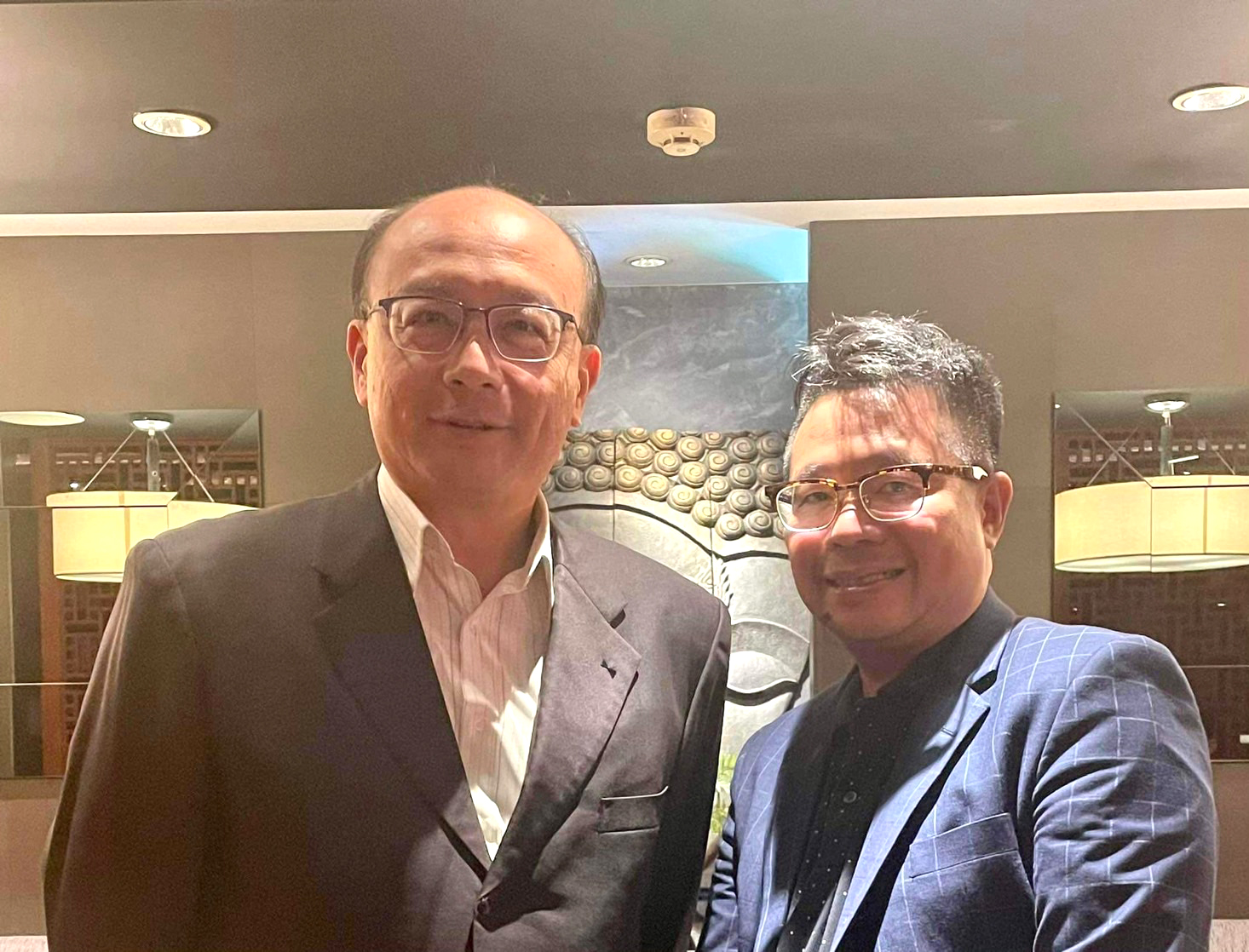 大 一 時 在 「 歲 寒 三 友 」 受 到 張 壯 熙 教 授 ( 左 ) 的 啟 蒙 ， 師 生 之 誼 持 續 2 5 年 ， 也 是 人 生 的 一 道 美 好 風 景 ！ 