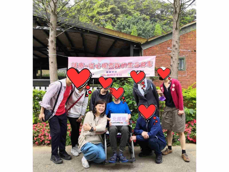 協會舉辦的照顧者關懷活動，圖中間為林燕雪理事長。