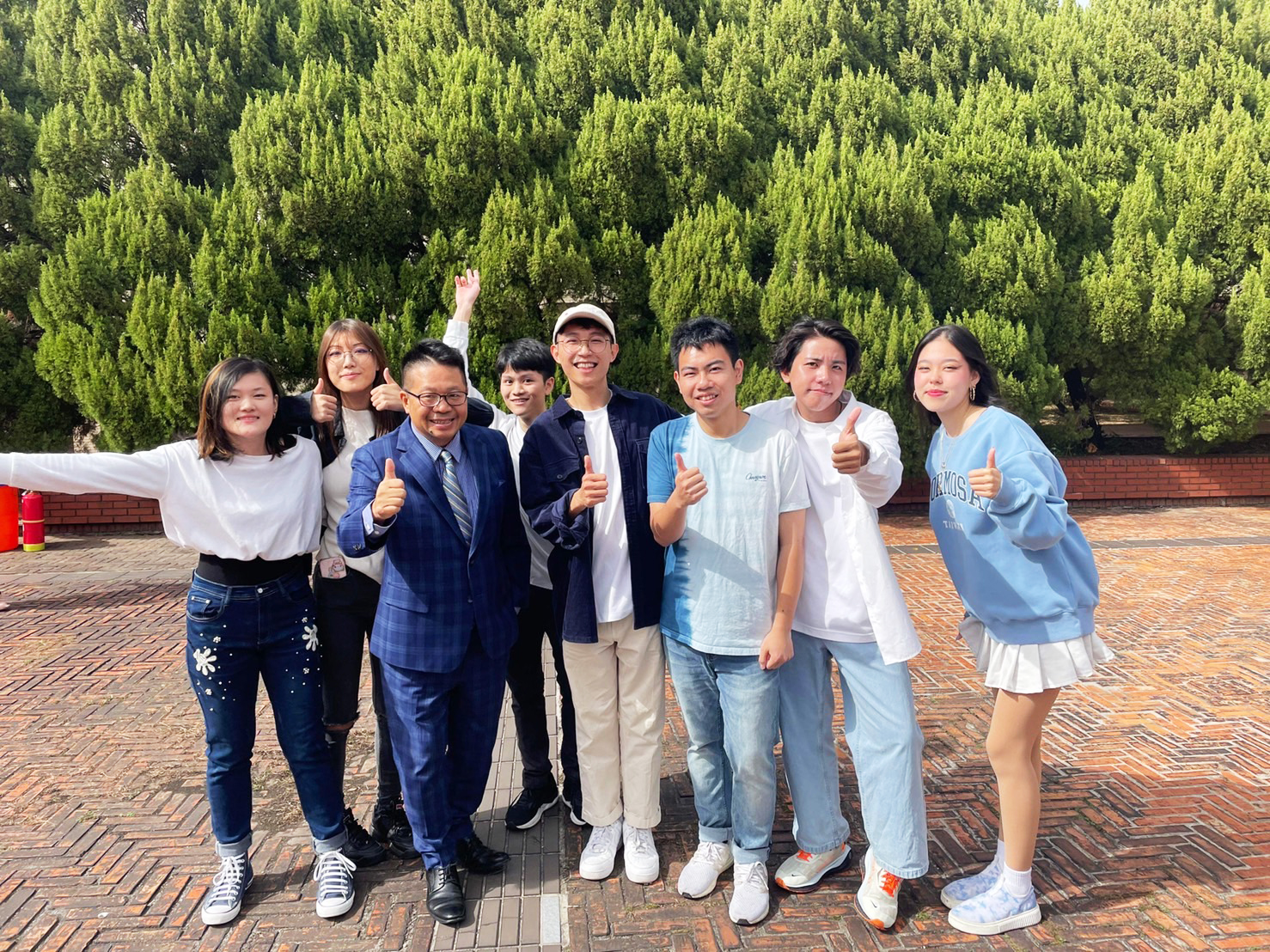 香 港 學 生 用 中 英 文 唱 起 「 世 界 真 細 小 」 ， 結 合 舞 蹈 維 妙 維 肖 ， 另 有 一 番 特 色 ！ 