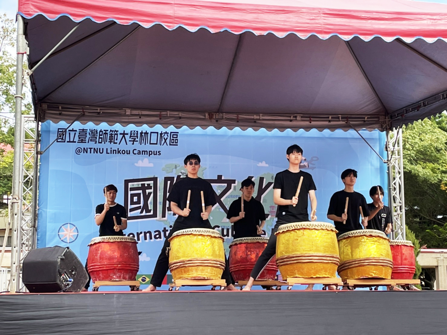 馬 來 西 亞 學 生 表 演 節 令 鼓 ， 受 到 大 家 熱 烈 歡 迎 。 