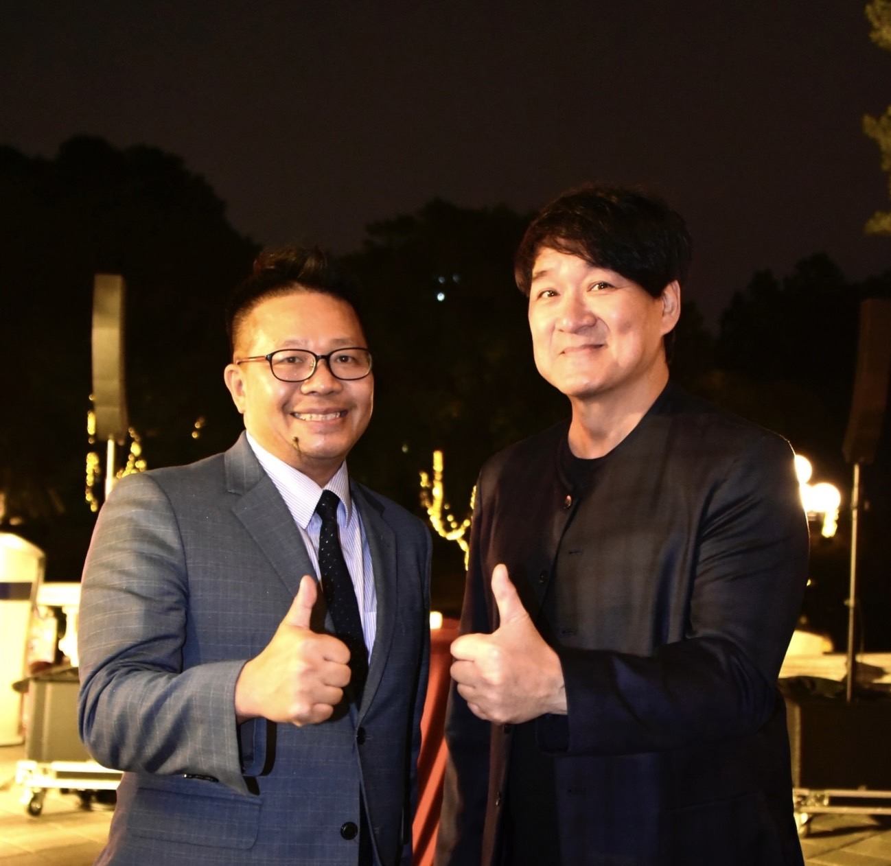 台 師 大 僑 先 部 ( 舊 簡 稱 僑 大 ) 優 質 的 教 育 ， 培 養 了 許 多 華 裔 子 弟 ， 周 華 健 先 生 ( 右 ) 就 是 其 中 之 一 。 