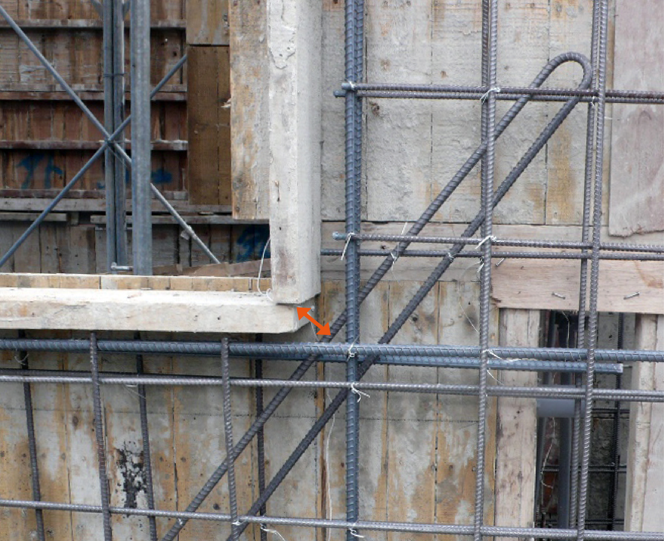 窗 角 補 強 斜 筋 綁 紮 位 置 距 窗 角 太 遠 ， 造 成 補 強 抗 裂 效 果 不 佳 ， 容 易 形 成 斜 裂 紋 。 