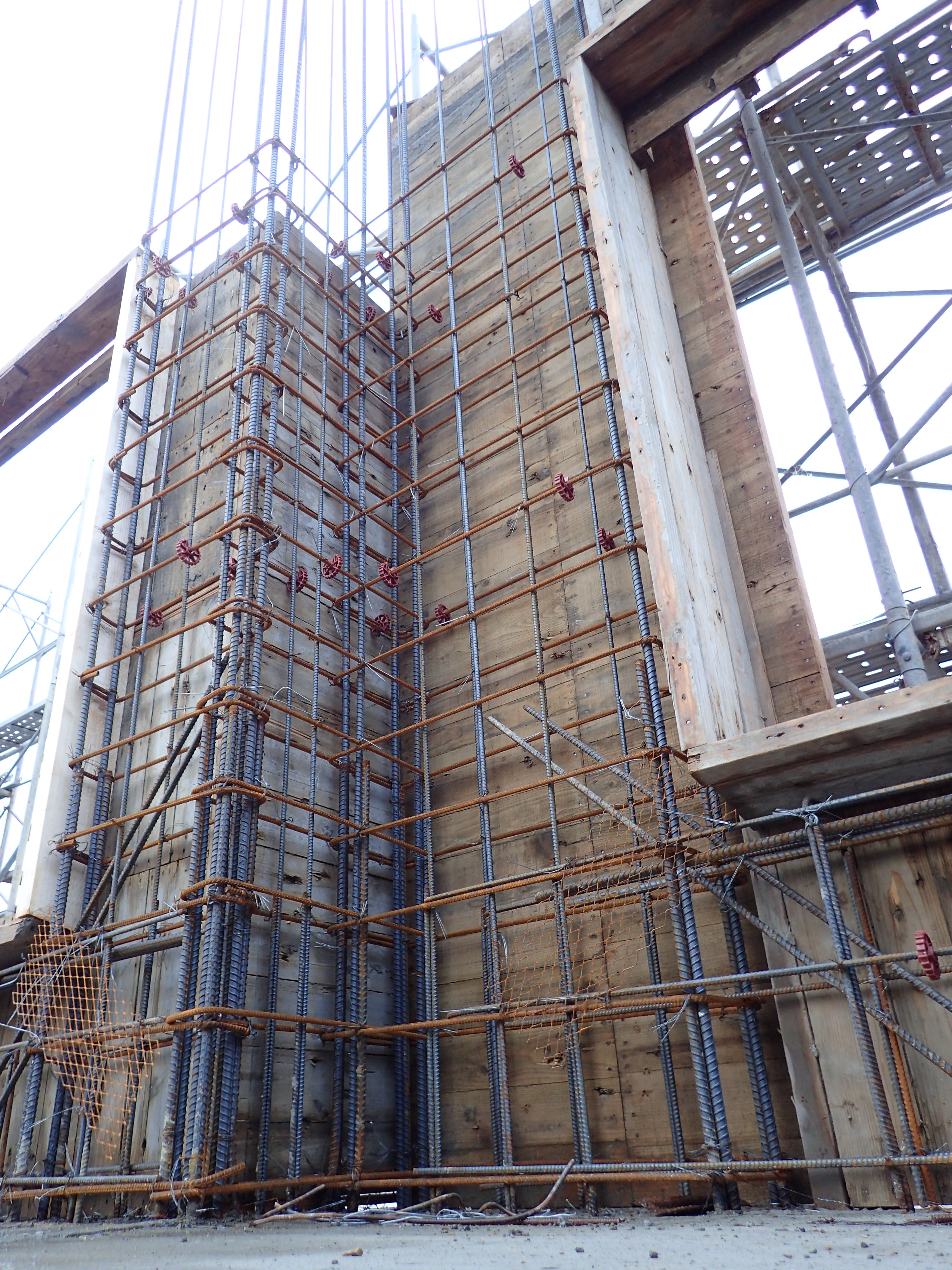 採 用 系 統 化 一 體 牆 箍 ， 其 耐 震 韌 性 提 升 3 3 % 以 上 ， 更 可 有 效 降 低 裂 紋 發 生 。 