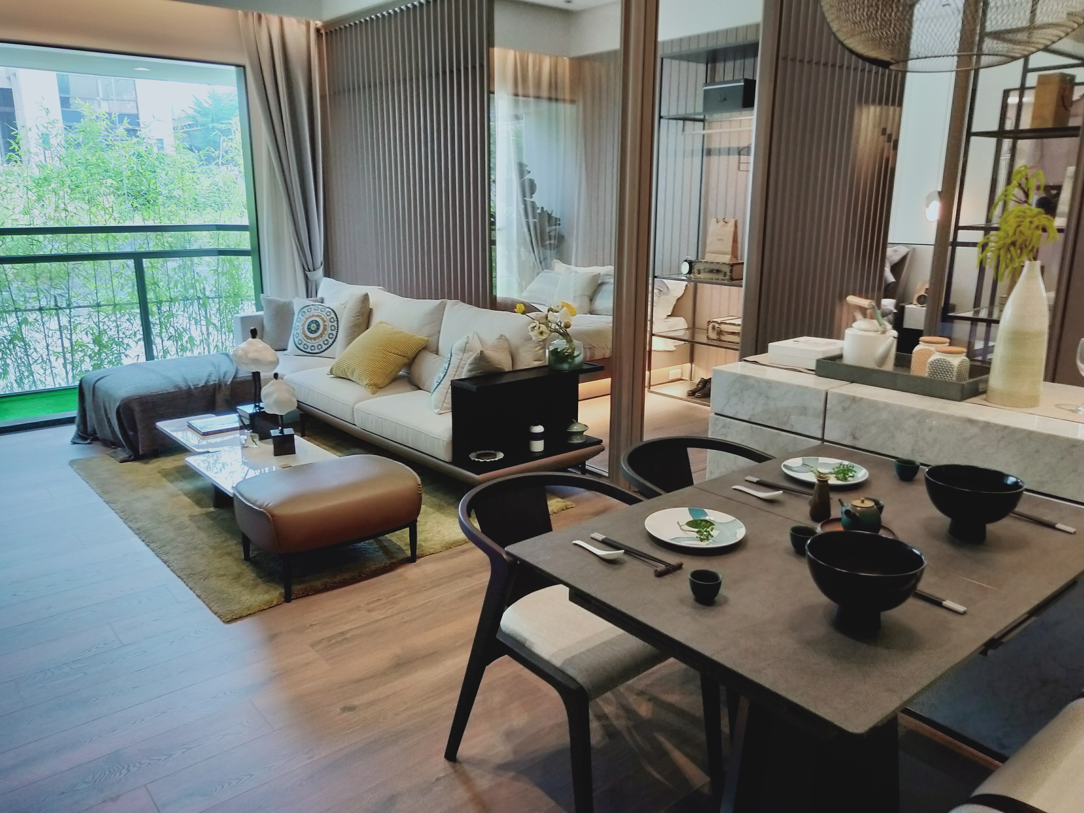 接 待 中 心 的 樣 品 屋 蓋 得 很 漂 亮 ， 讓 民 眾 心 動 而 購 屋 ， 但 在 爛 尾 樓 的 風 暴 中 ， 購 屋 者 也 是 心 驚 驚 ！ 