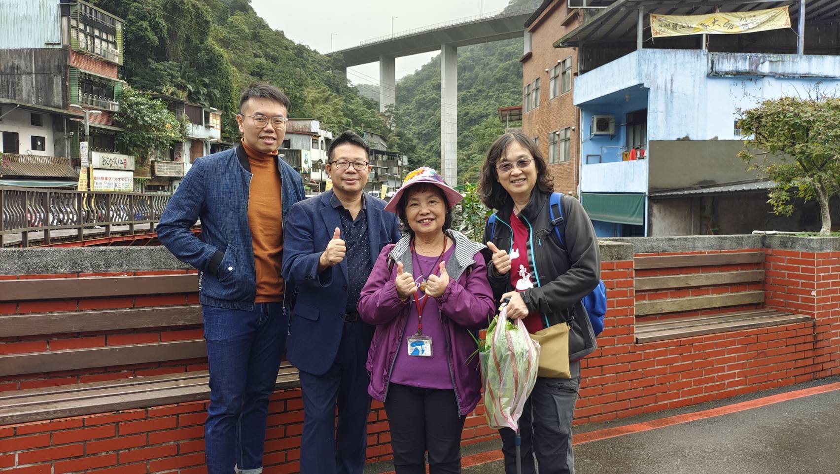 今 年 最 大 的 改 變 是 喜 歡 上 運 動 ， 爬 山 也 成 為 日 常 ！ 感 謝 N G O 的 夥 伴 ( 圖 右 一 為 千 里 步 道 執 行 長 周 聖 心 ) 。 