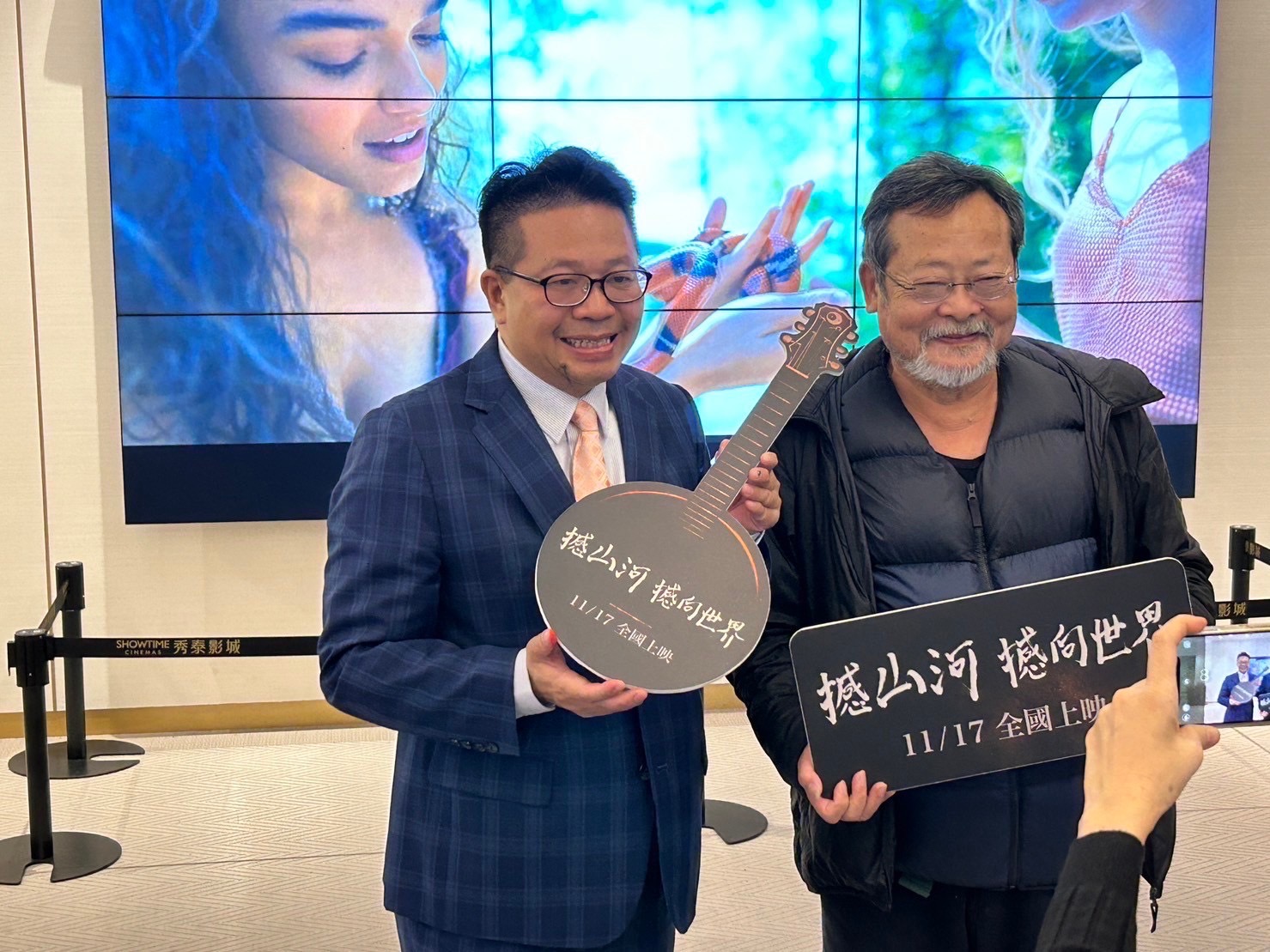 陳 明 章 老 師 ( 右 ) 的 紀 錄 片 《 撼 山 河 撼 向 世 界 》 還 在 熱 賣 中 ， 就 諦 學 堂 包 場 ， 老 師 受 邀 親 來 現 場 ， 熱 鬧 非 常 ！ 
