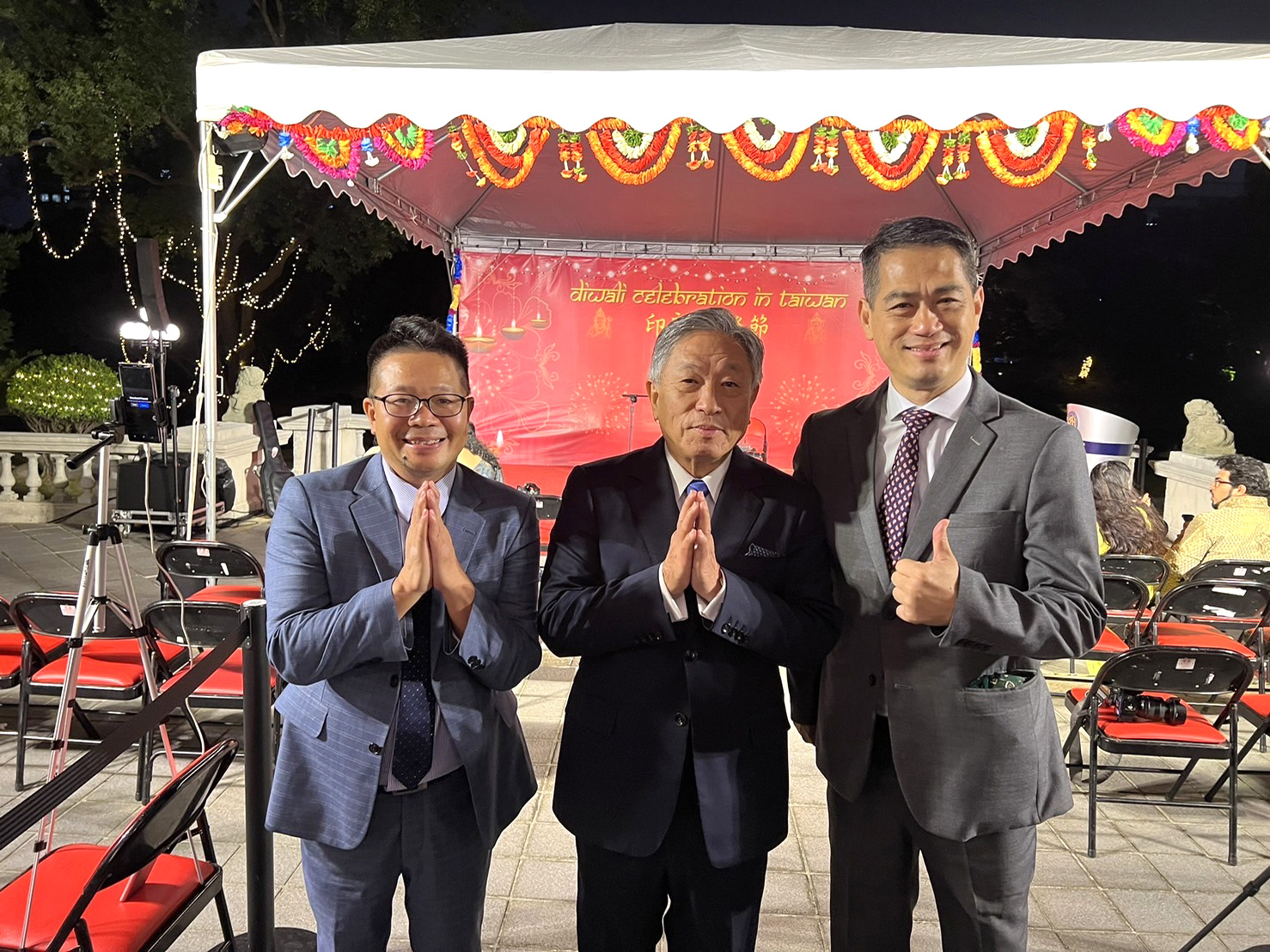 感 謝 外 交 部 再 度 舉 辦 排 燈 節 ， 讓 在 台 灣 的 印 度 民 眾 ， 藉 此 排 解 思 鄉 的 情 緒 ！ ( 圖 中 為 外 交 部 田 中 光 次 長 ) 