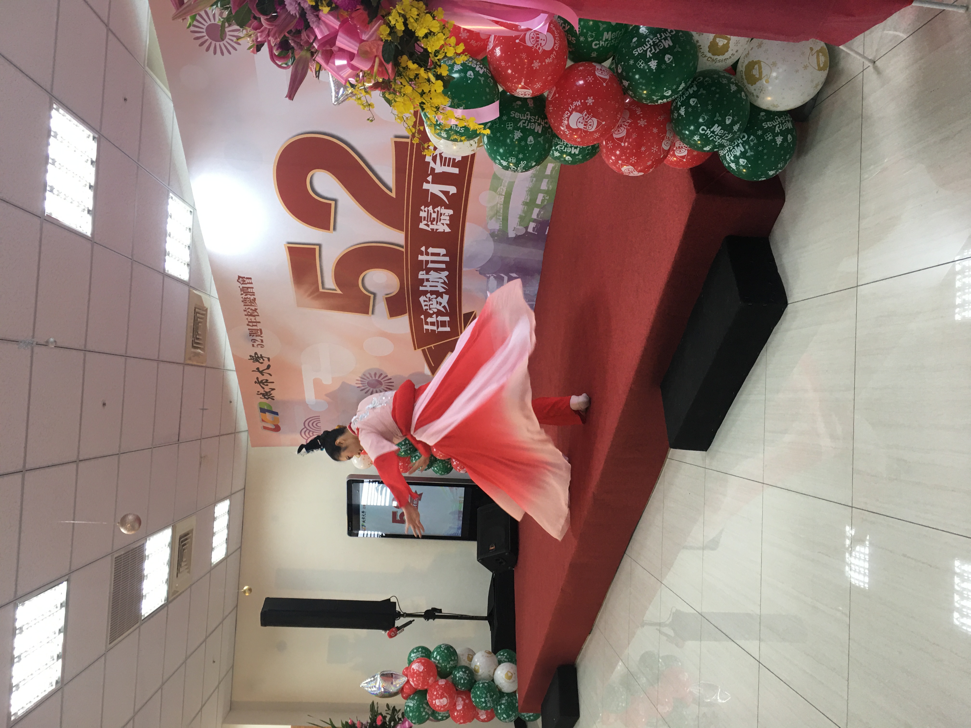 新 加 坡 亞 洲 舞 蹈 藝 術 節 民 俗 傳 統 舞 蹈 比 賽 金 獎 演 藝 系 曹 文 綺 現 場 表 演 。 