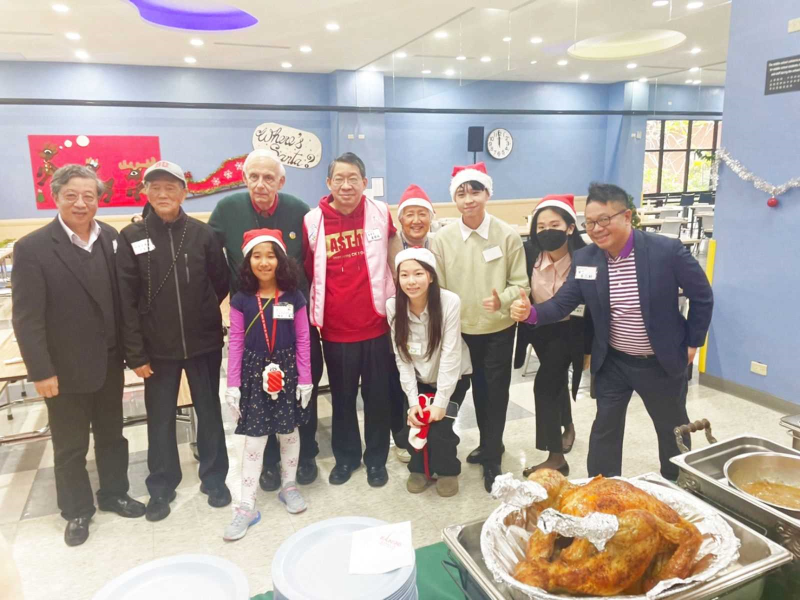 台北美國學校扶幼社指導老師Mr. Arnold(左三)帶領學生學習「感恩、分享與服務」，為賽珍珠基金會盧國城董事長(中)扶助的跨國婚姻家庭子女，籌辦聖誕聯歡活動，數十年如一日，讓人感佩！